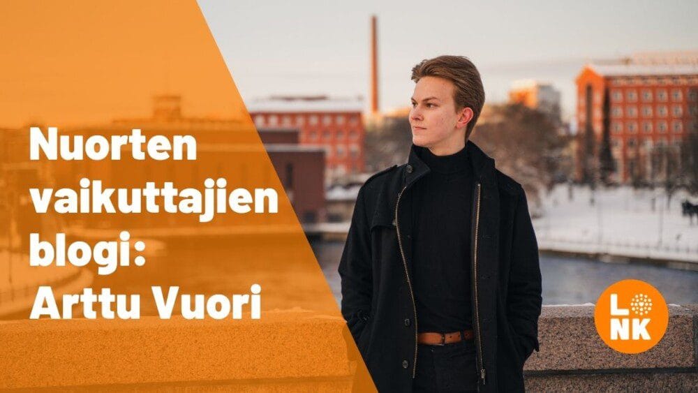 Nuori katsoo kaukaisuuteen. Taustalla näkyy Tampereen Finlaysonin tehdasalue ja hotelli Tammeri sekä Tammerkoski. Ilta-aurinko paistaa.