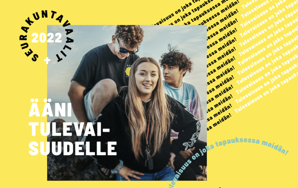 Nuoren vaalikampanjan kuva, jossa kolme nuorta hymyilevät