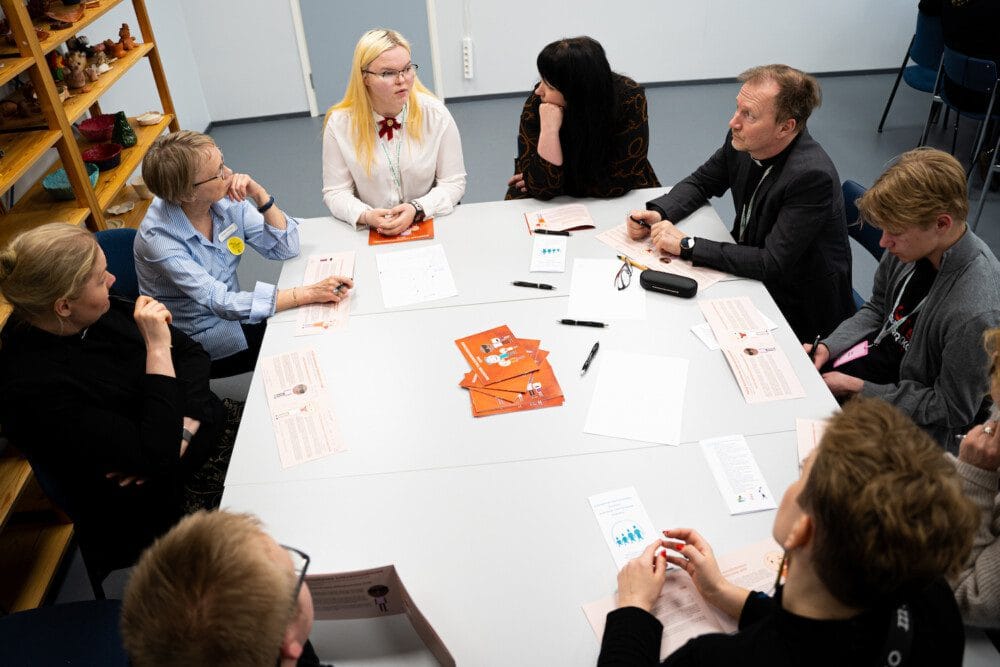 Nuoria ja kirkolliskokouksen jäseniä keskustelemassa