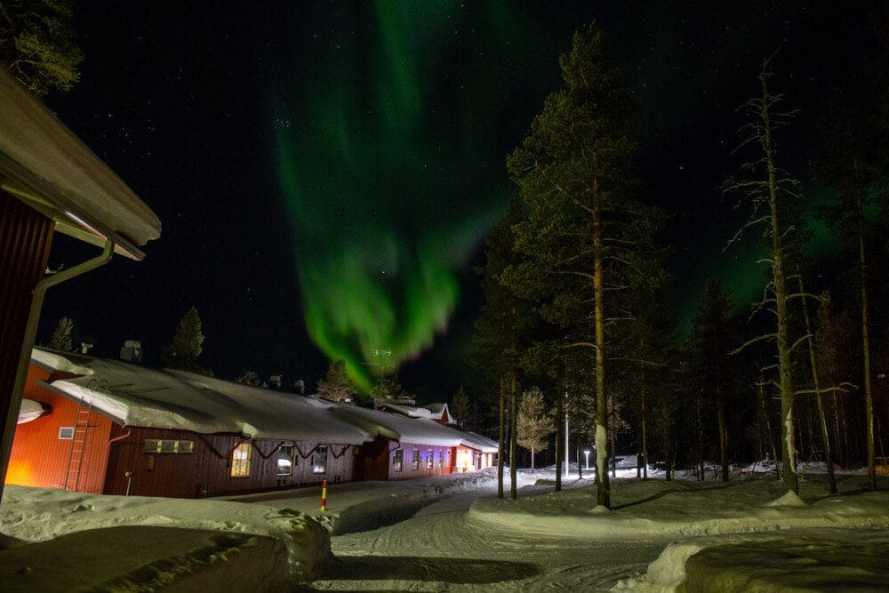 Kuva Tievatuvan retkeilykeskuksesta ja revontulista