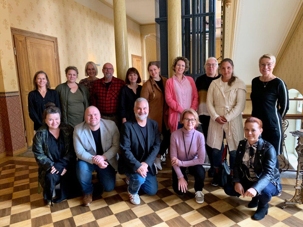 Viisitoista henkilöä seisovat ja istuvat kahdessa rivissä. Lasten ja nuorten keskuksesta mkana Mikko Mäkelä ja Heli Pruuki.