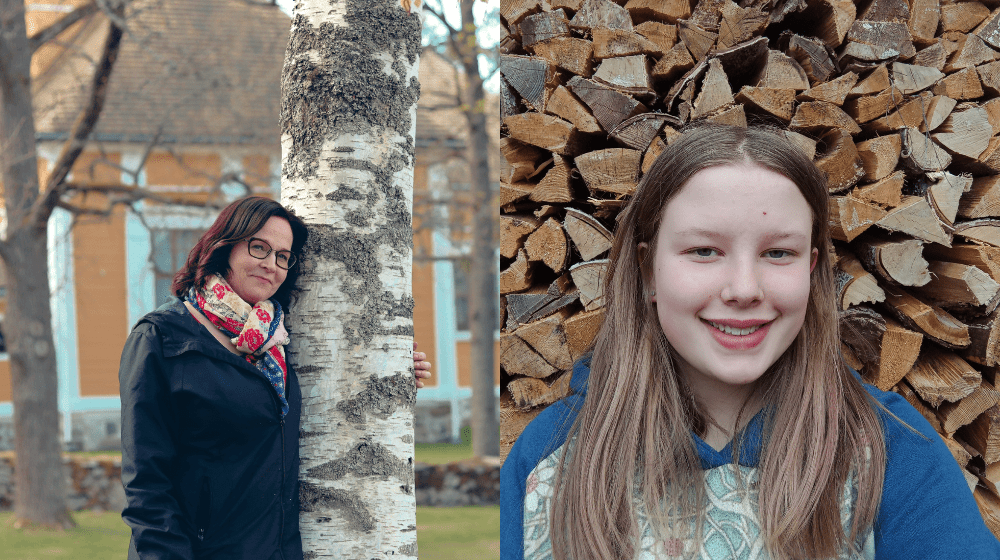 Nainen nojaa koivuun ja hymyilee. Hänen takanaan näkyy kirkkorakennus. Nuori tyttö on halkopinon edessä ja hymyilee.