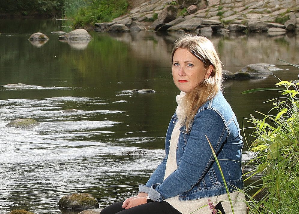 anna_weckström istuu rannalla
