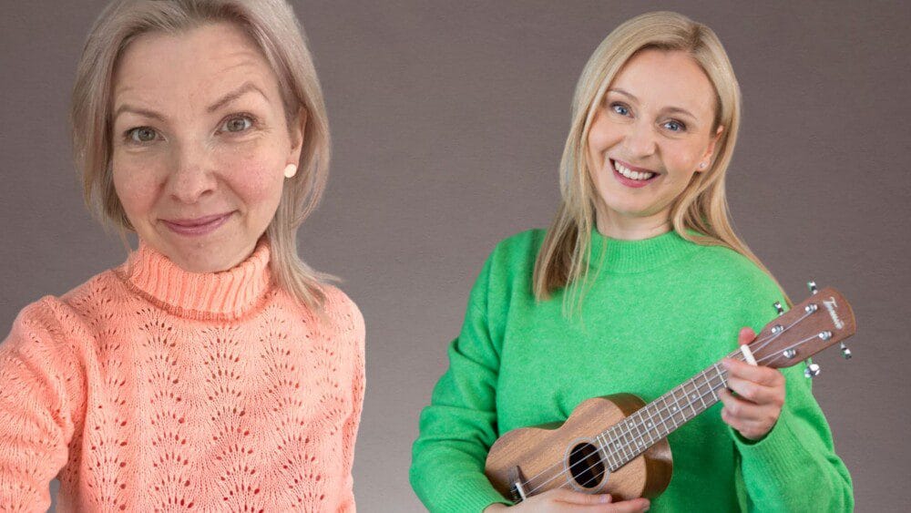 Kuvassa kaksi naista, joista molemmat hymyilevät. Molemmilla on vaaleat hiukset. Vasemmalla puolella olevalla naisella on vaaleanpunertava neule päällä. Oikealla puolella olevalla naisella on vihreä pusero ja kädessään ukulele.