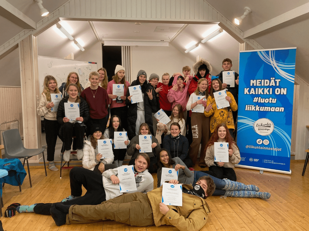 Ryhmäkuva koulutetuista nuorista liikuntainnostajista.