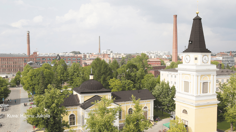 Kuvassa näkyy Tampereen Vanha kirkko ja kirkon ympärillä olevaa aluetta.