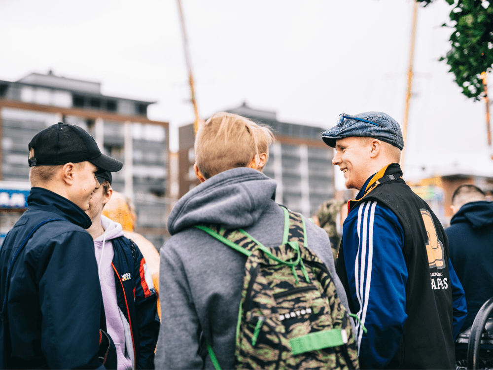 Nuoria juttelemassa Saapas-vapaaehtoisen kanssa.