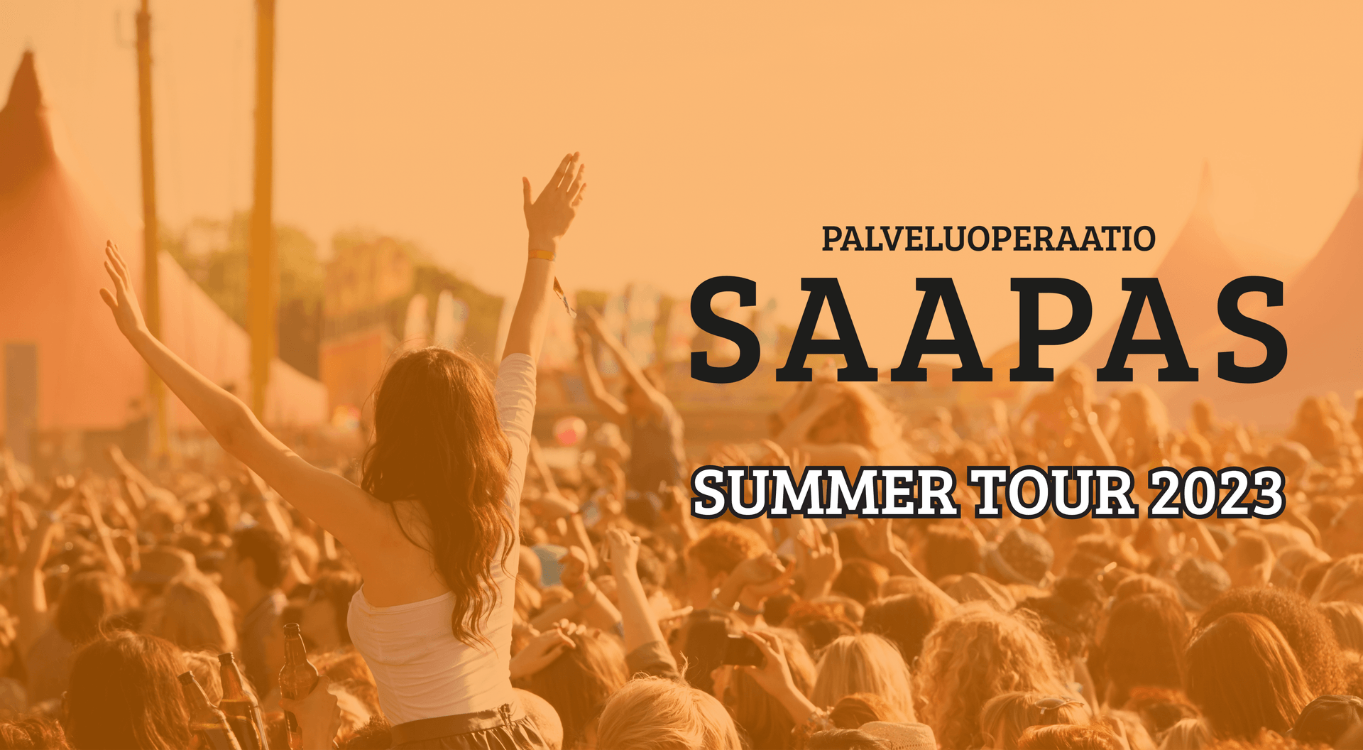 Yleisömeri festareilla, kuvan etualalla on olkapäillä istuva nainen, joka pitää käsiään ylhäällä. Lisäksi Saappaan ja kesäkiertueen logot.