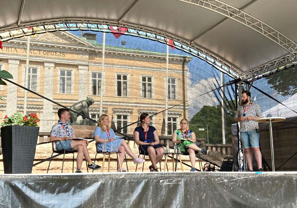 SuomiAreenan yhteispaneelin panelistit. LNK, Nuva ry ja Suomen Partiolaiset. Juontajana Akseli Rouvari.