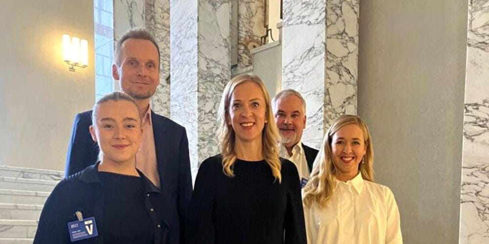 Kuvassa Lasten ja nuorten keskuksen Jari Pulkkinen, Ulla Huhtinen ja Mikko Mäkelä sekä nuorten vaikuttajaryhmän Mila Harra tapaavat ministeri Sandra Bergqvistin eduskunnassa.