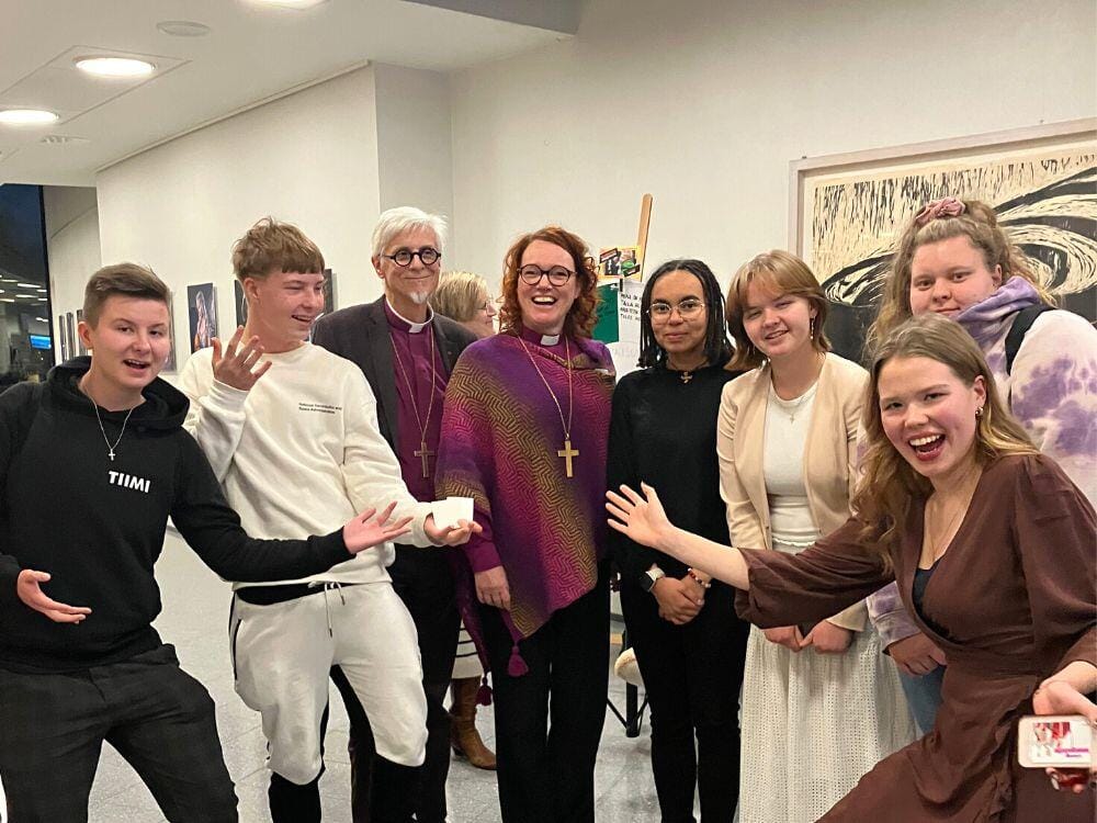 Kuvassa nuoria Tulevaisuusseminaarin semmatiimiläisiä yhteiskuvassa piispojen kanssa kirkolliskokouksessa 6.–10.11.2023.