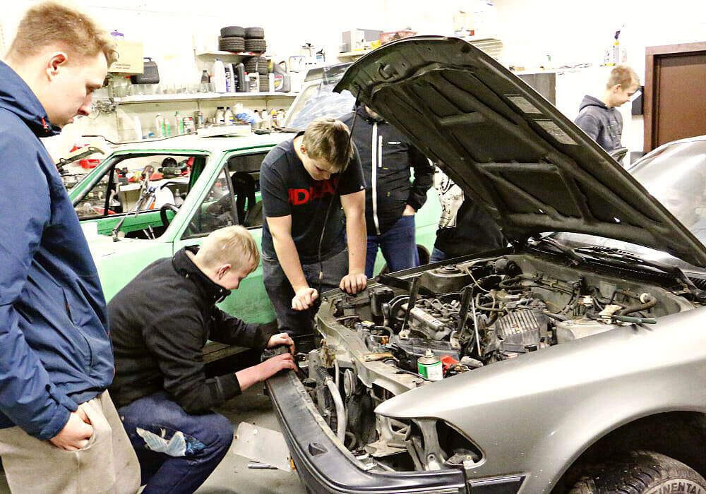 Nuoret tuunaavat ja korjaavat autoa Moottoripajalla.