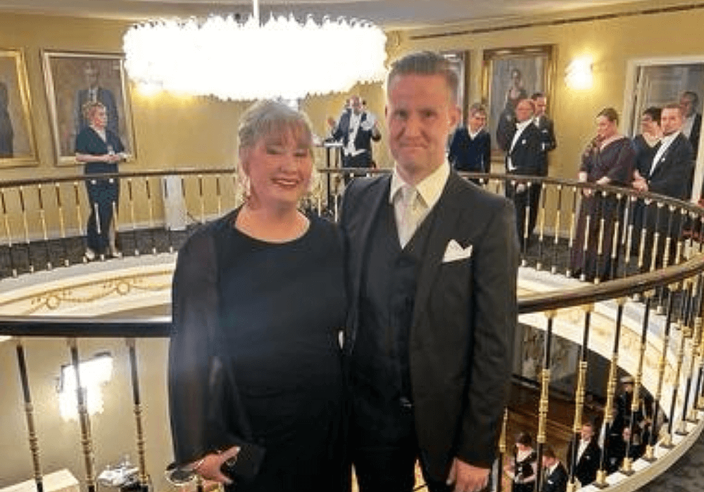 Tuomas Perkiö ja vaimonsa Johanna edustamassa Lasten ja nuorten keskusta presidentin itsenäisyyspäivän vastaanotossa 6.12.2023.