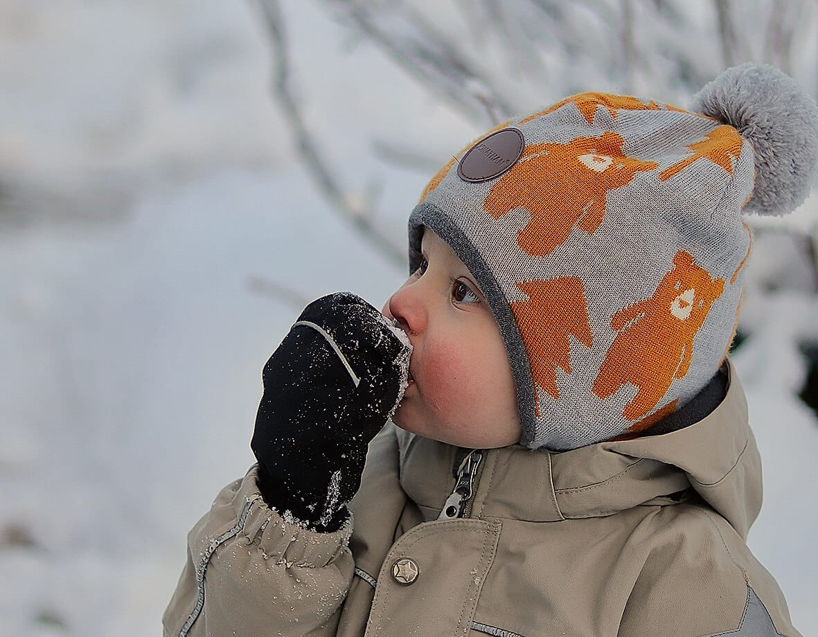 taapero maisetelee lumista rukkasta