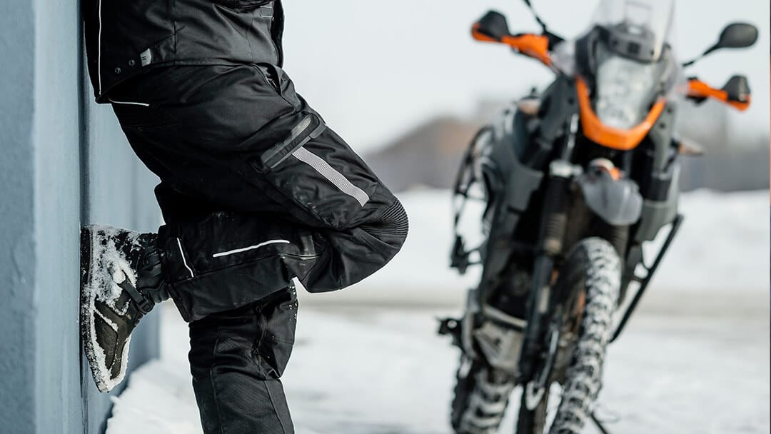 Poika ja mopo talvisessa maisemassa