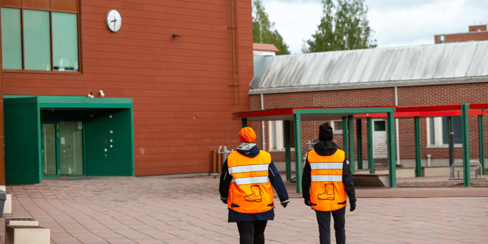 Kaksi Saappaan vapaaehtoista kävelevät koululle.