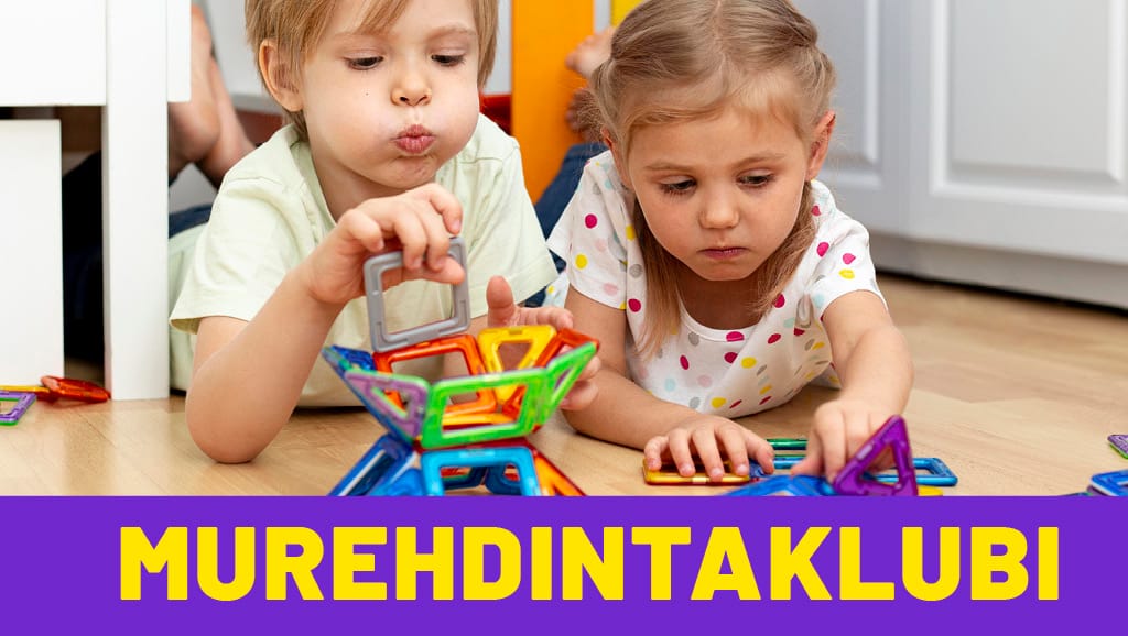 Lapset leikkivät päiväkodin lattialla