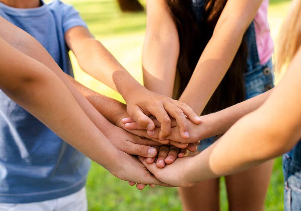 Lapset pitävät toisiaan kädestä kiinni.