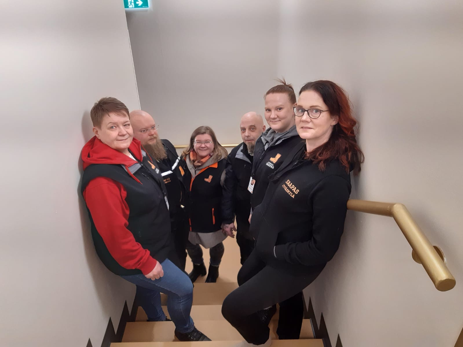 Ruusuvirran ja Valkeisen perheet seisovat portaikossa.