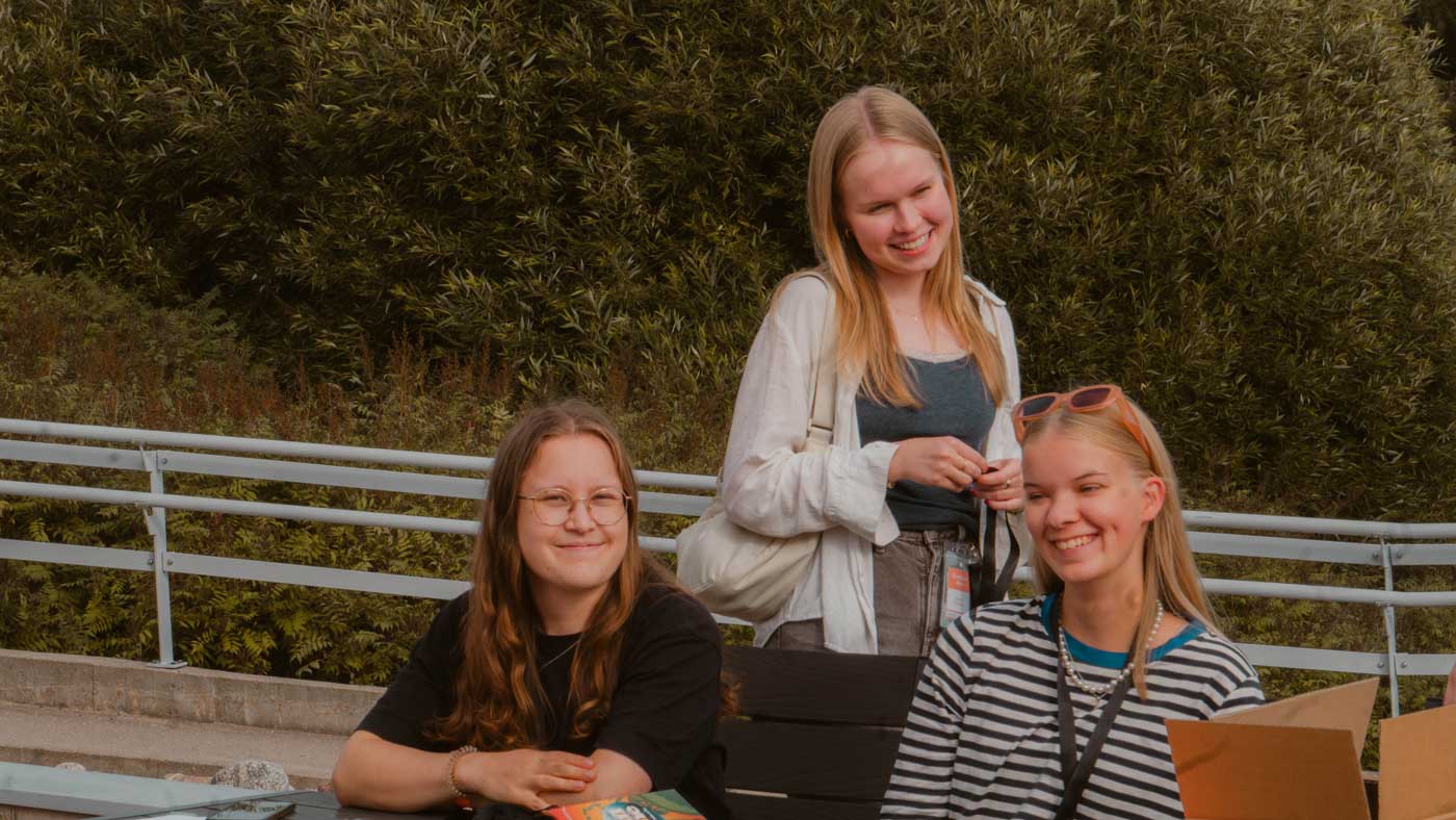 Kolme nuorta naisoletettua