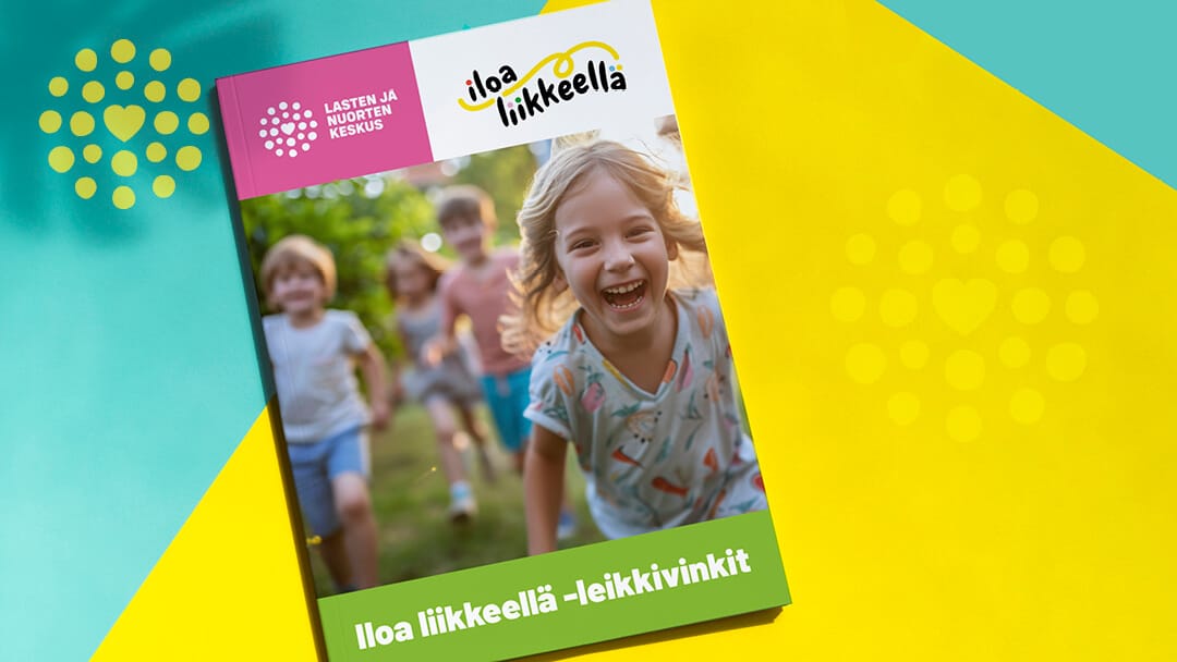 Kuvassa iloa liikkeellä opas, kannessa iloisia lapsia