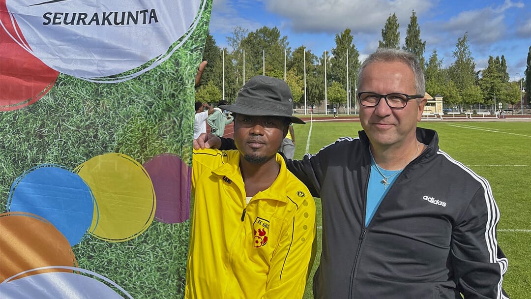 Kuvassa Charles Nyakarashin ja Kajaanin seurakunnan Heimo Haverinen