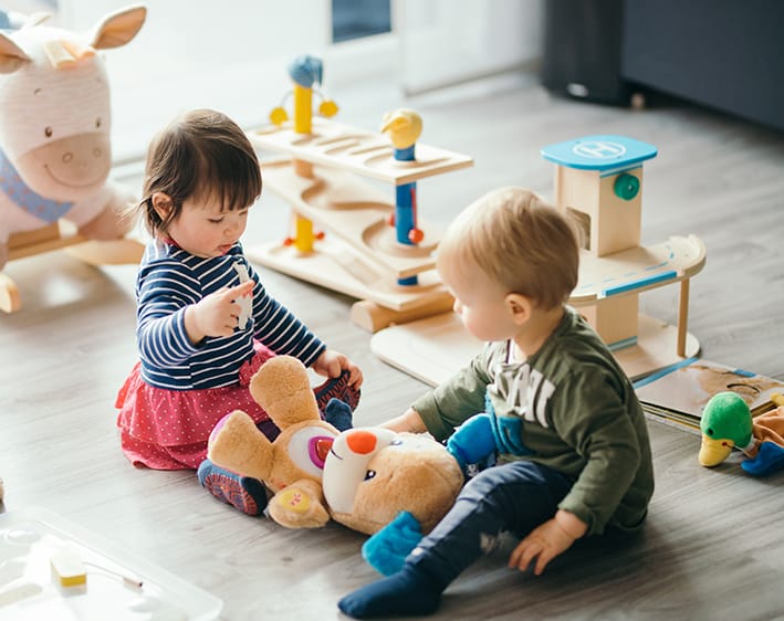 lapset leikkivät nallen kanssa