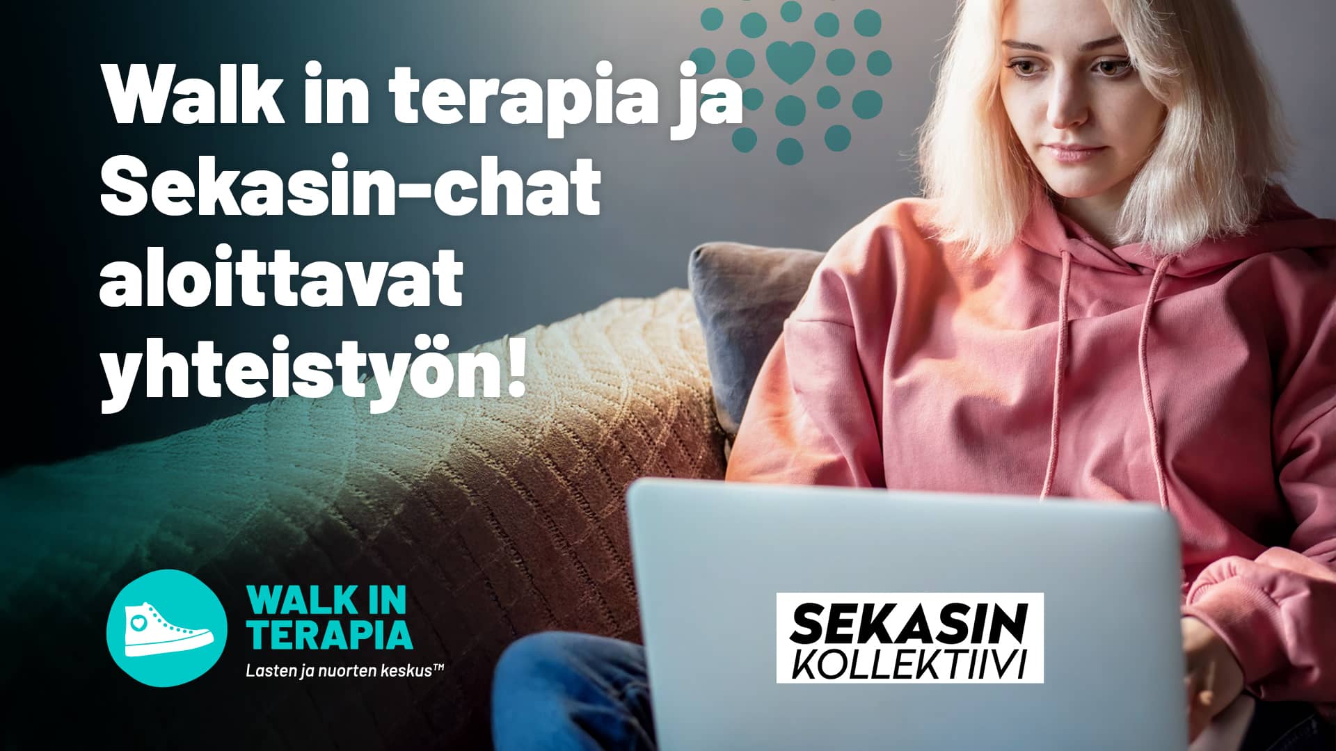 Naisoletettu henkilö istuu tietokone sylissä.