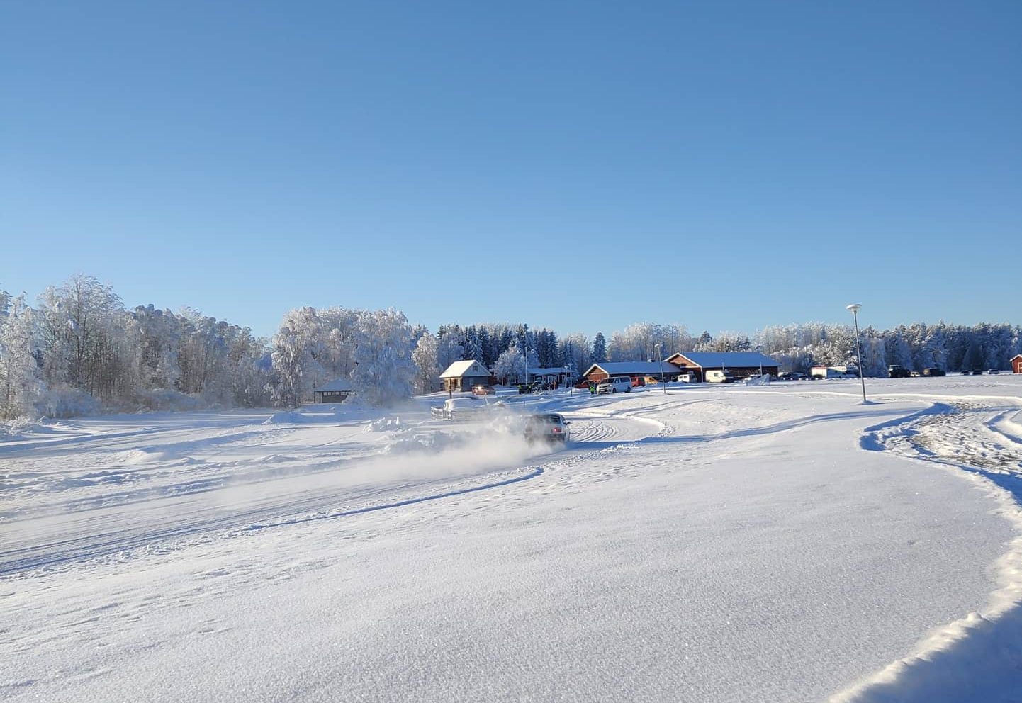 Moottoripaja-tapahtumassa talvimaisemassa auto ajamassa lumisella tiellä.