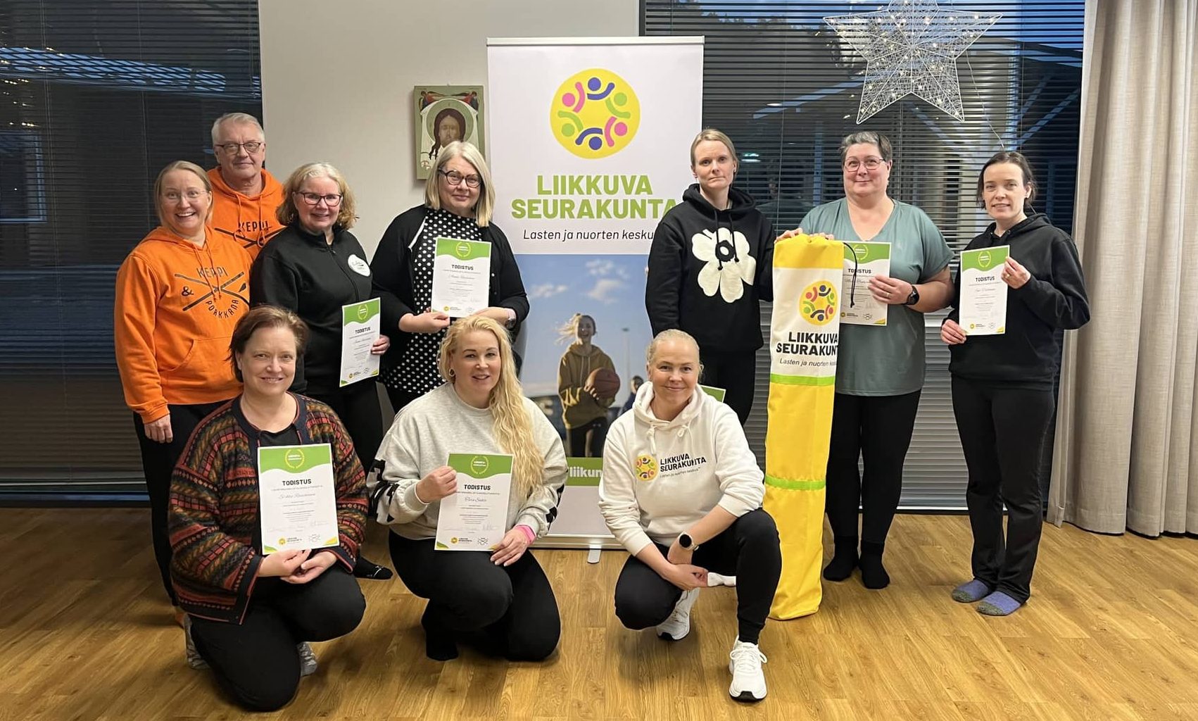 Ryhmiä ihmisiä diplomien kanssa.