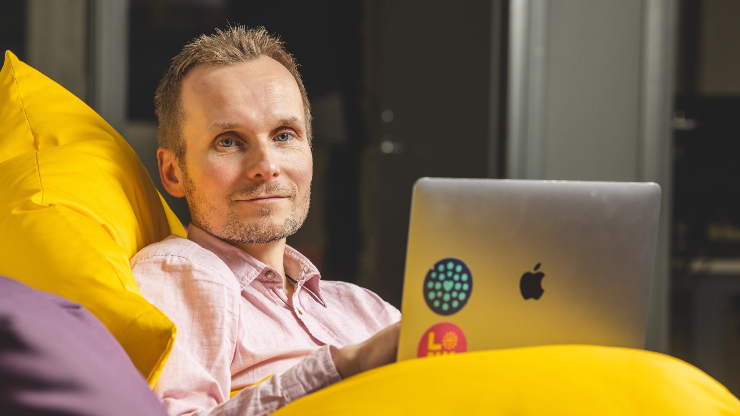 Miesoletettu henkilö kannettavan tietokoneen kanssa.