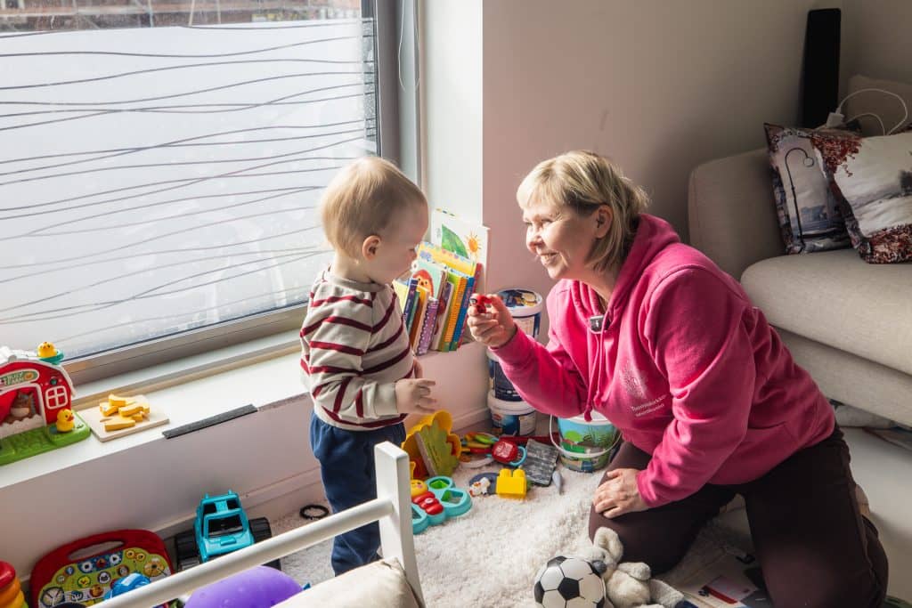 Pikkuhelppi-aikuinen lapsen kanssa.