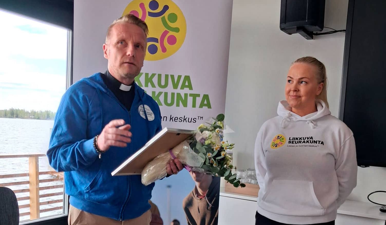 Vuoden liikunta-agentti Jarkko kukkien kanssa.